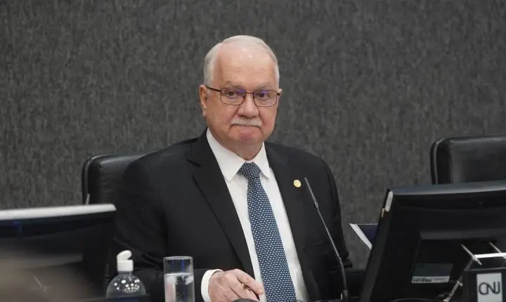 PF espera orientação de Fachin sobre cinco ministros no celular de Vorcaro 