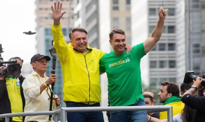 PoderData/Aya: Flávio Bolsonaro tem 49% contra 44% de Lula no 2º turno 