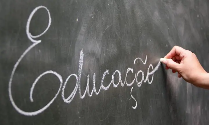 Sancionado piso salarial para professores da educação básica; mudança terá impacto de R$ 8 bi para os municípios em 2026