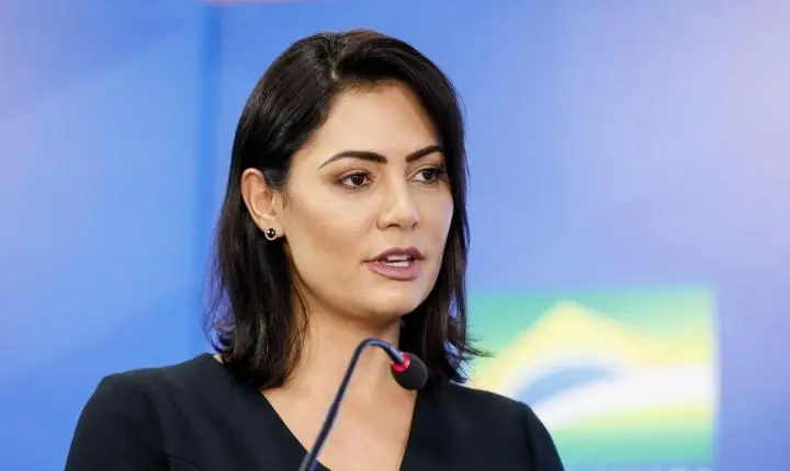TRE-DF libera propaganda de Michelle Bolsonaro com imagem do ex-presidente